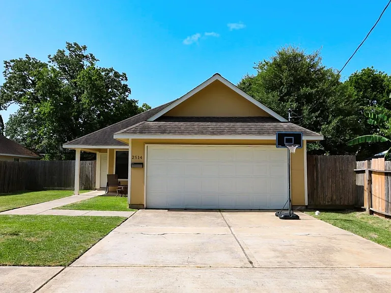 2514 Lee St — Photo 1