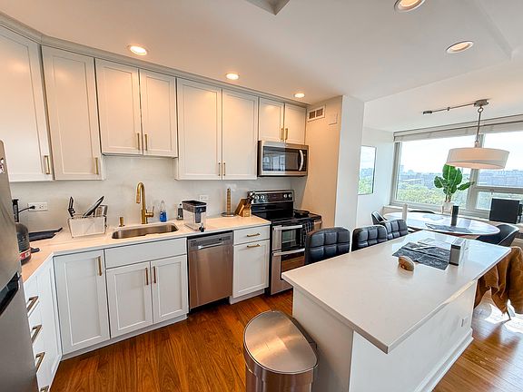 5th image of 88 W Schiller St APT 809
