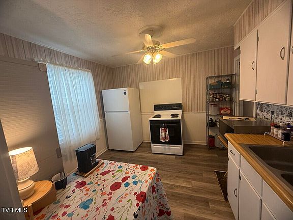 4th image of 301 Dyer St
