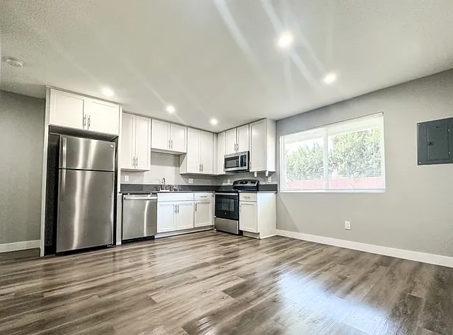 Junior 1 Bedroom Apartment's Kitchen/Dining Area