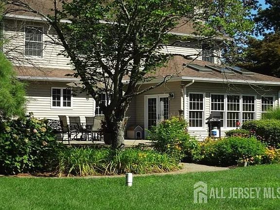4th image of 246 Fresh Ponds Rd