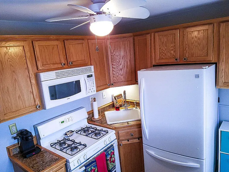 Kitchen w/gas stove and microwaave