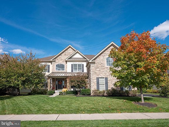 3rd image of 19 Delaney Dr