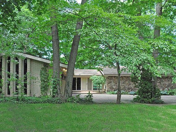 2nd image of 560 Lake Dr