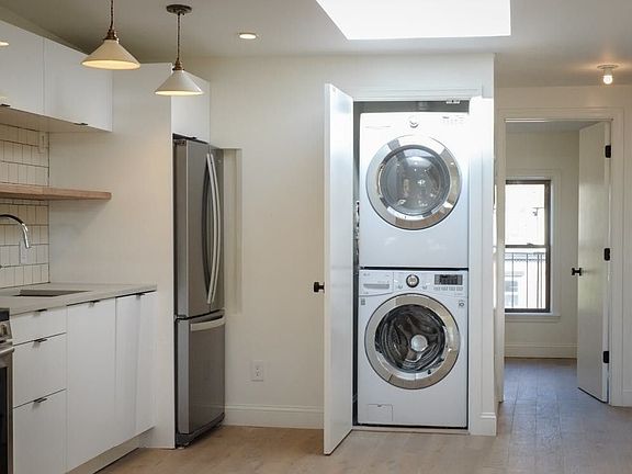 4th image of 879 Lafayette Ave #3