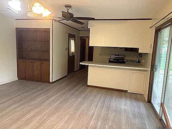 3rd image of 2046 Oak Grove Dr