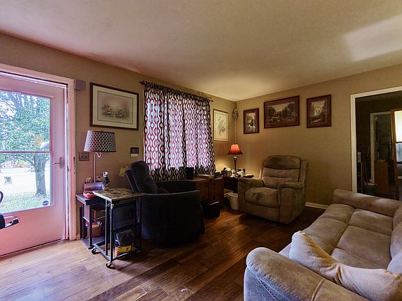 4th image of 940 Snow Ave