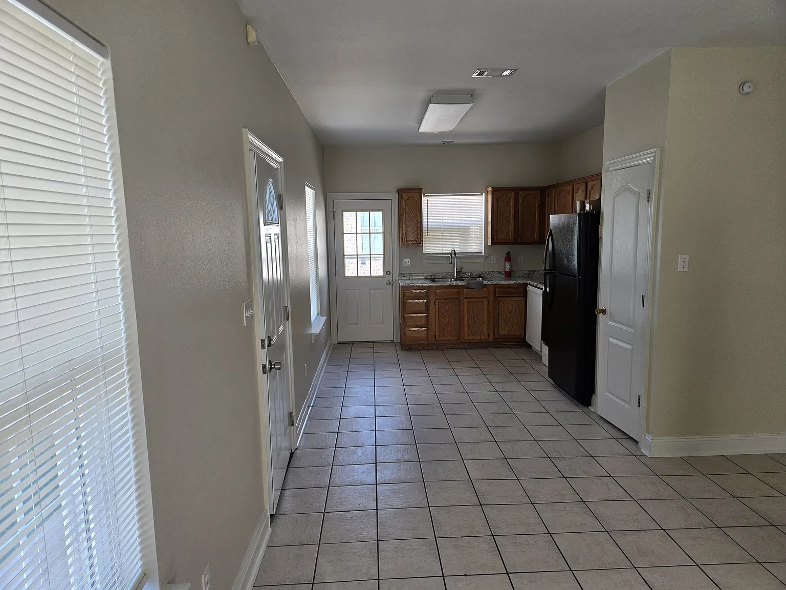3 bed, 1100 sqft, $1,250 — Photo 3