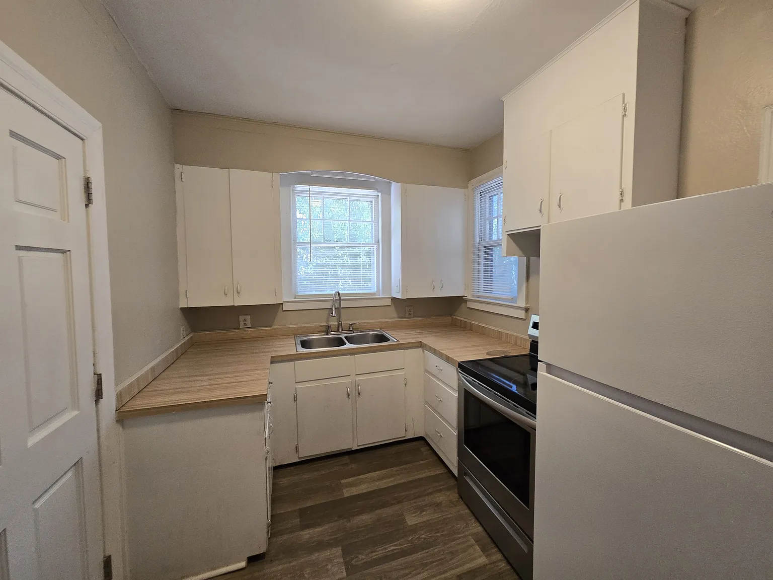 605 Rhodes Avenue - 1 — Photo 3