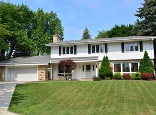 3225 S Villa Cir, West Allis, WI 53227