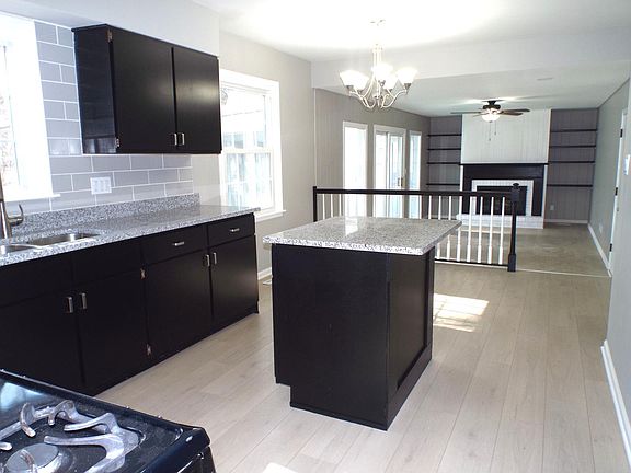 5th image of 621 Green Oaks Dr
