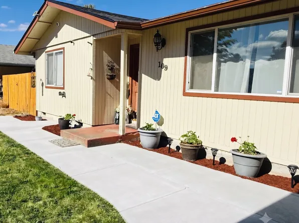 109 Oak St, Amity, OR 97101
