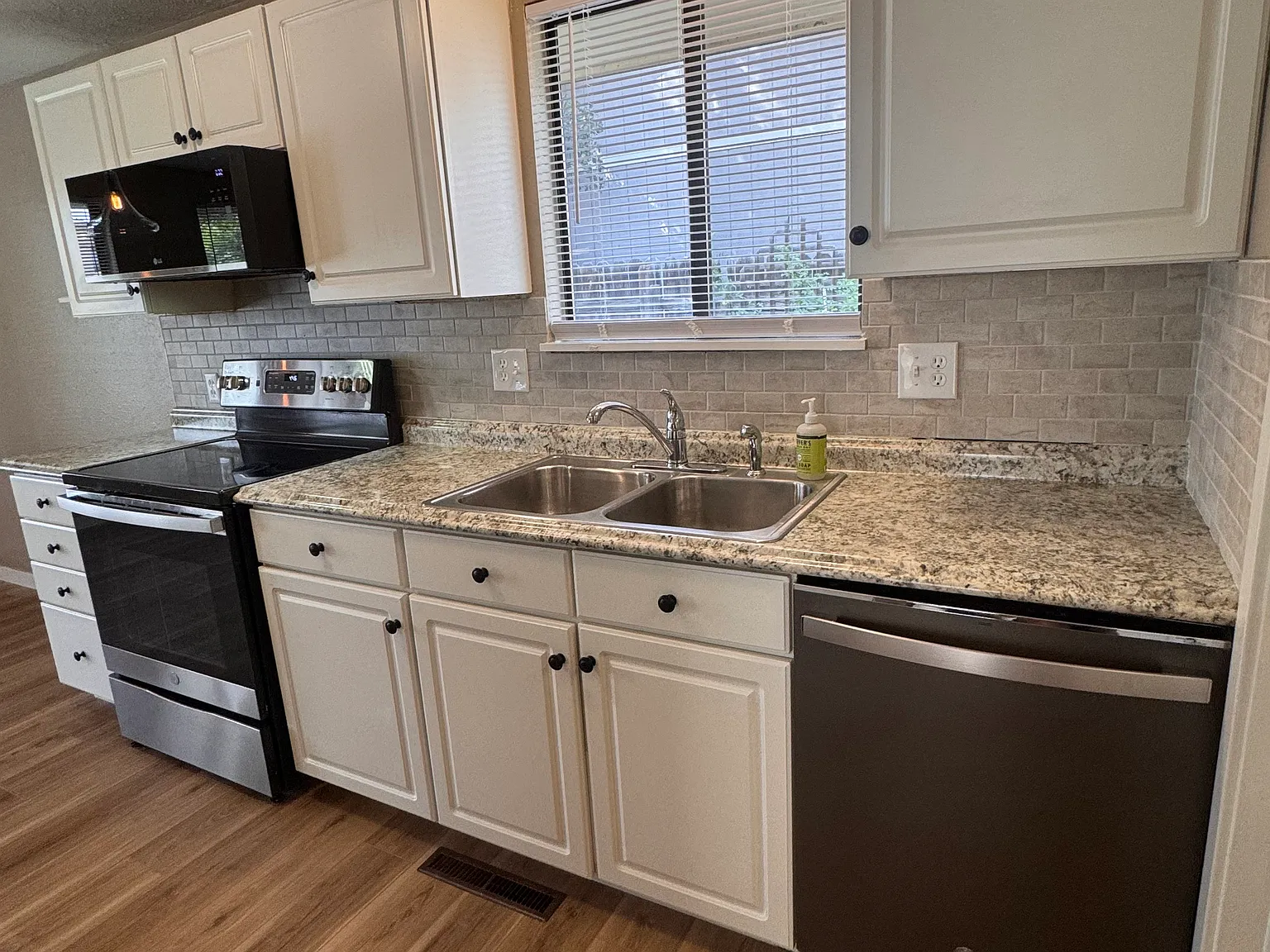 2 bed, 1008 sqft, $2,335 — Photo 2