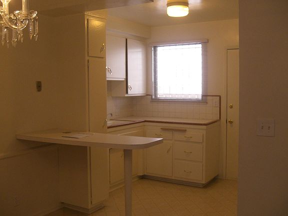 2nd image of 919 S Sherbourne Dr APT 2