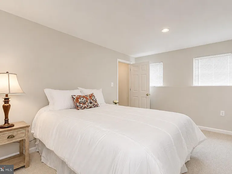 120 Nassau Dr — Photo 25