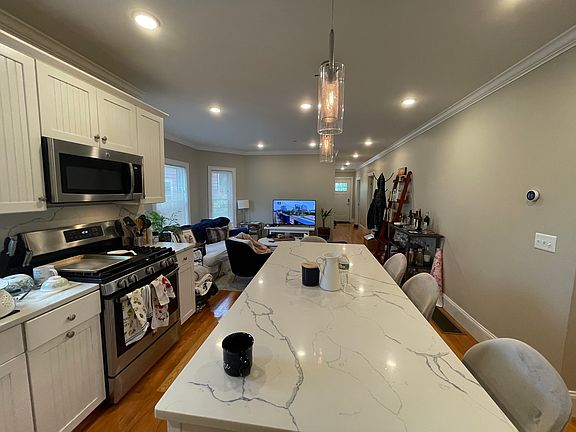 3rd image of 118 Holland St #3