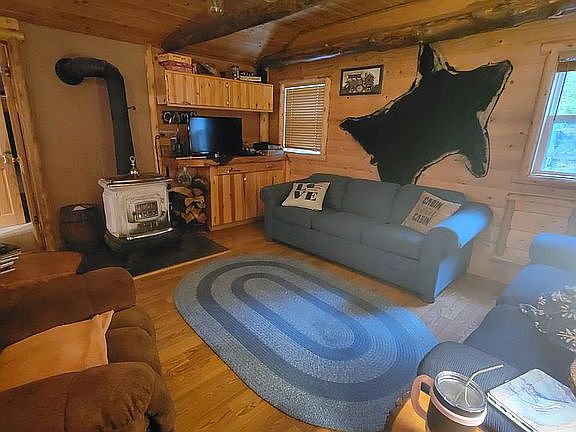 5th image of 390 Autumn Ln