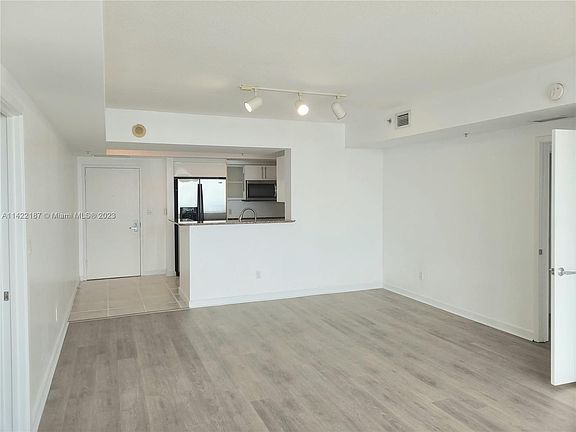 4th image of 325 Biscayne Blvd #4121