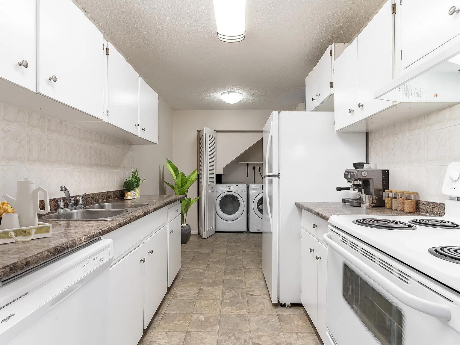 100 Hillcrest Place SW Edmonton — Photo 3