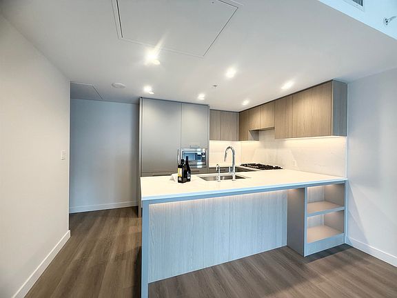4th image of 6608 Sussex Ave #2001