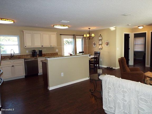 4th image of 1820 Cowan Dr