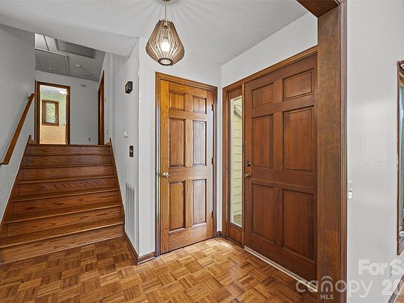 3rd image of 1680 Meadowdale Rd