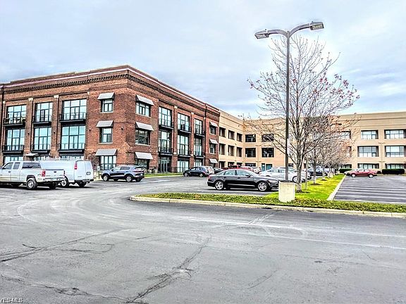 4th image of 401 W Shoreline Dr