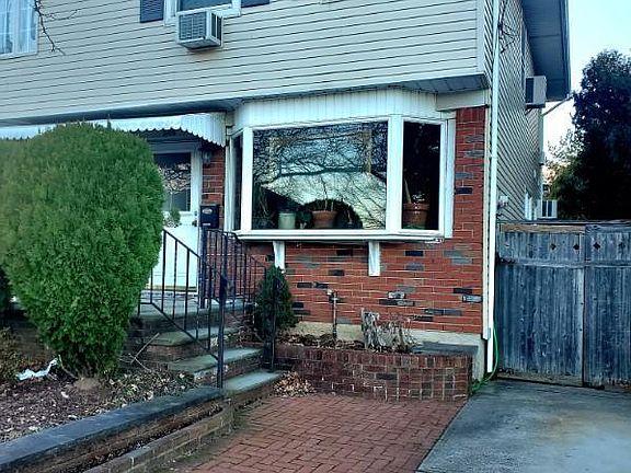 4th image of 213 Hurlbert St