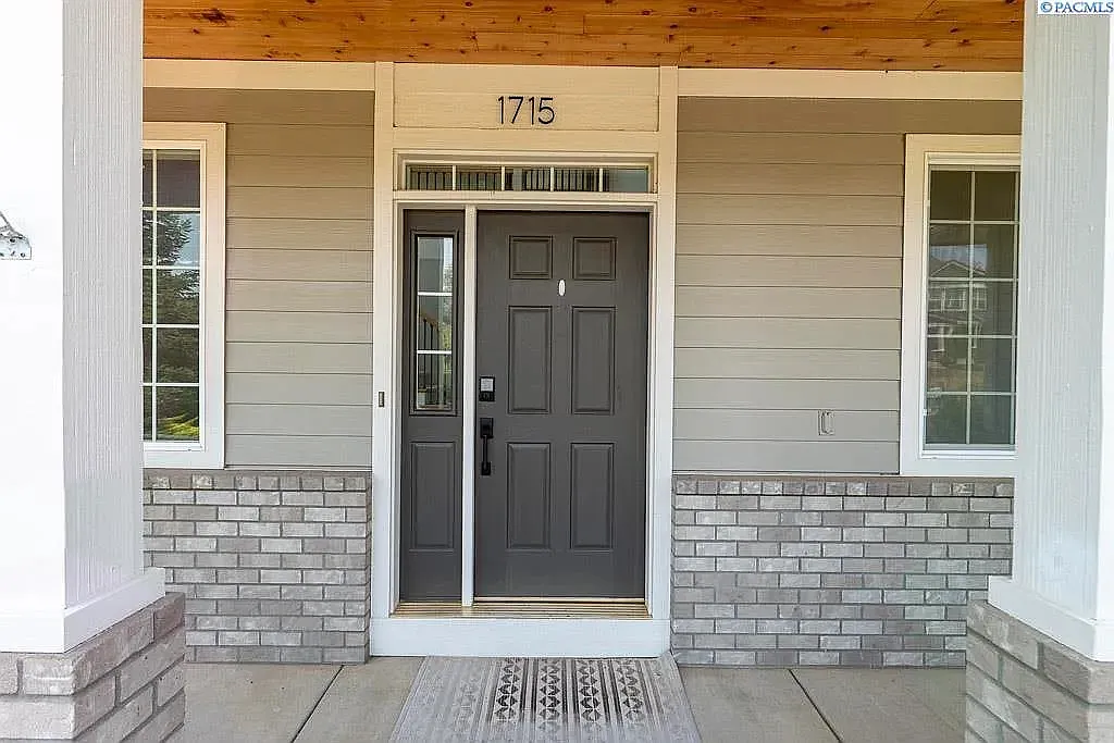 1715 NW Nicole Ct — Photo 2