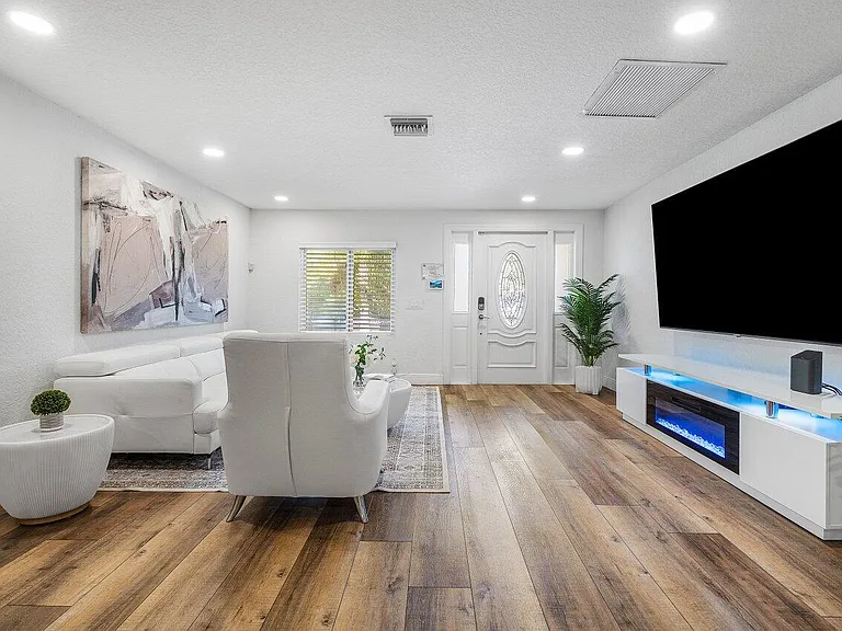 671 Lindell Blvd — Photo 3