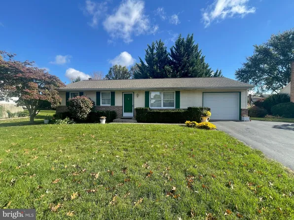 821 Lakeview Dr, Lancaster, PA 17601