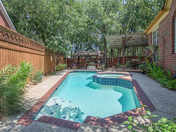 3rd image of 1393 Oak Hill Cir