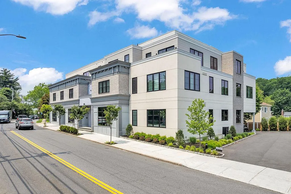 185 Ashford Ave - Unit 9 — Photo 4