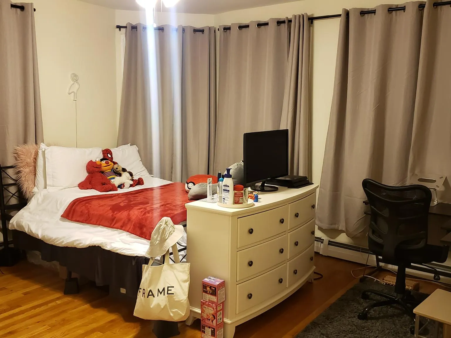 3 bed, 895 sqft, $3,950 — Photo 1