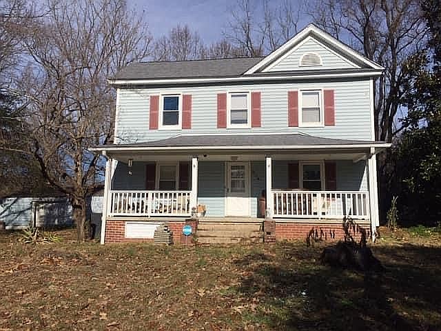 1st image of 304 Meadowlane Cir