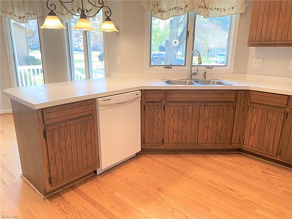 4th image of 325 Barclay Rd