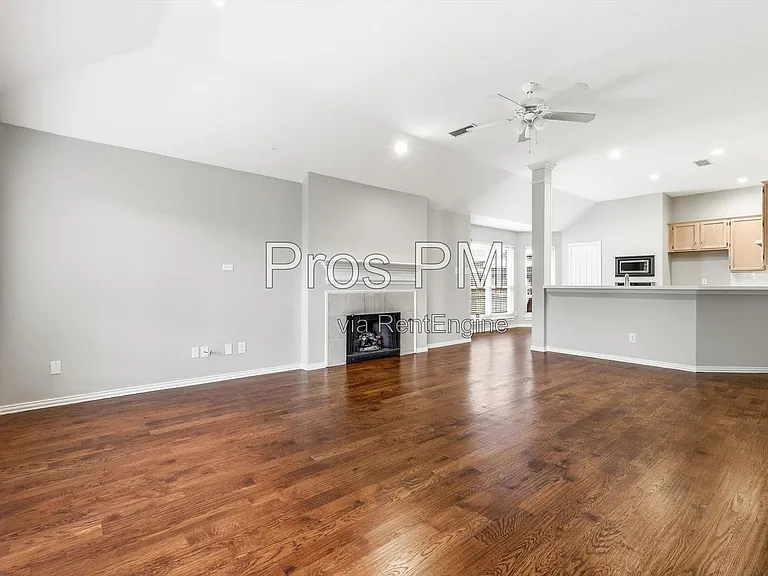2921 Meadow Glen Dr — Photo 12