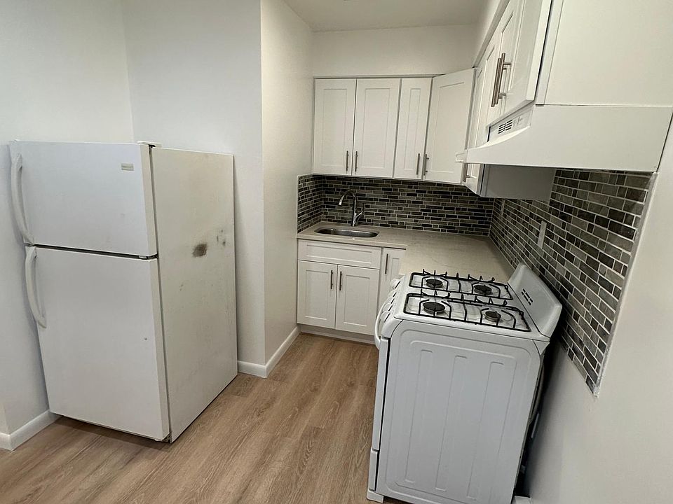 1st image of 146 Bay 44th St Floor 1