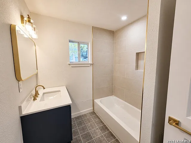 3 bed, 2.0 bath, 1027 sqft, $1,600 — Photo 4