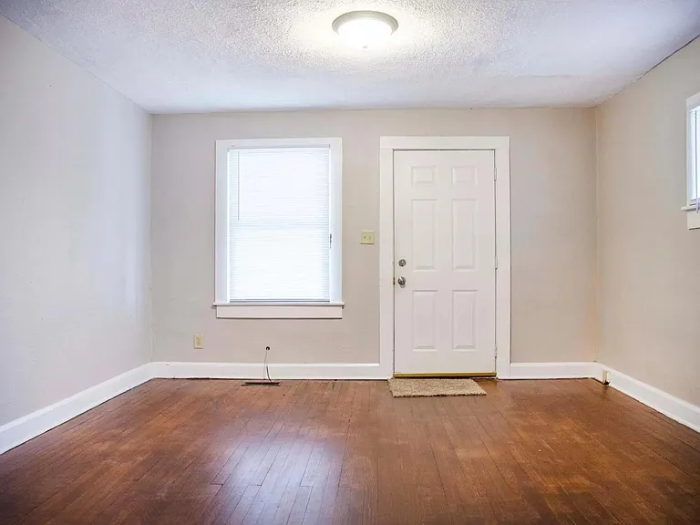 429 S Keystone Ave — Photo 4