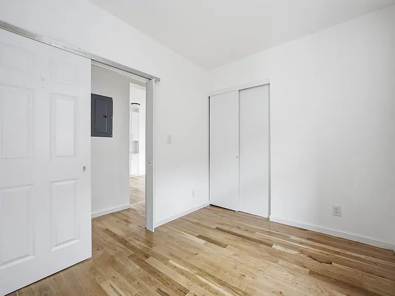 44 Perry St #4R — Photo 7