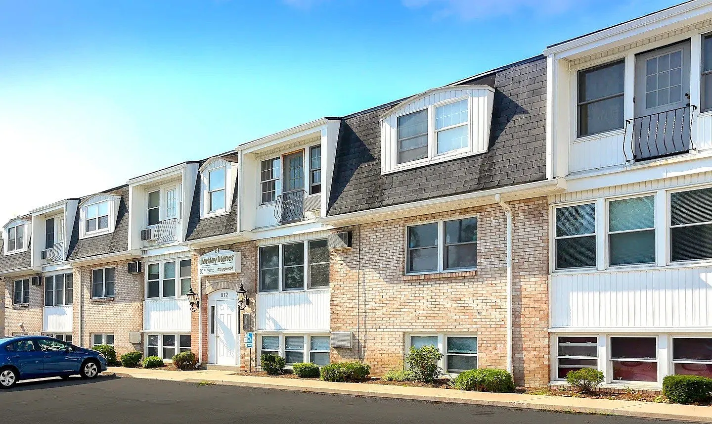 Berkley Manor Apartments — Photo 1