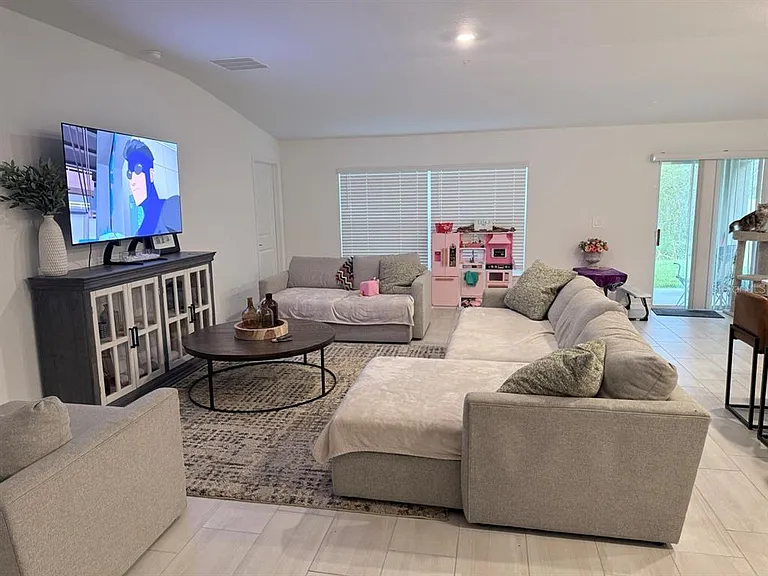 1629 Tropical Oasis Ave — Photo 2