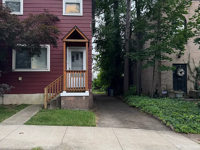 Entrance / Driveway