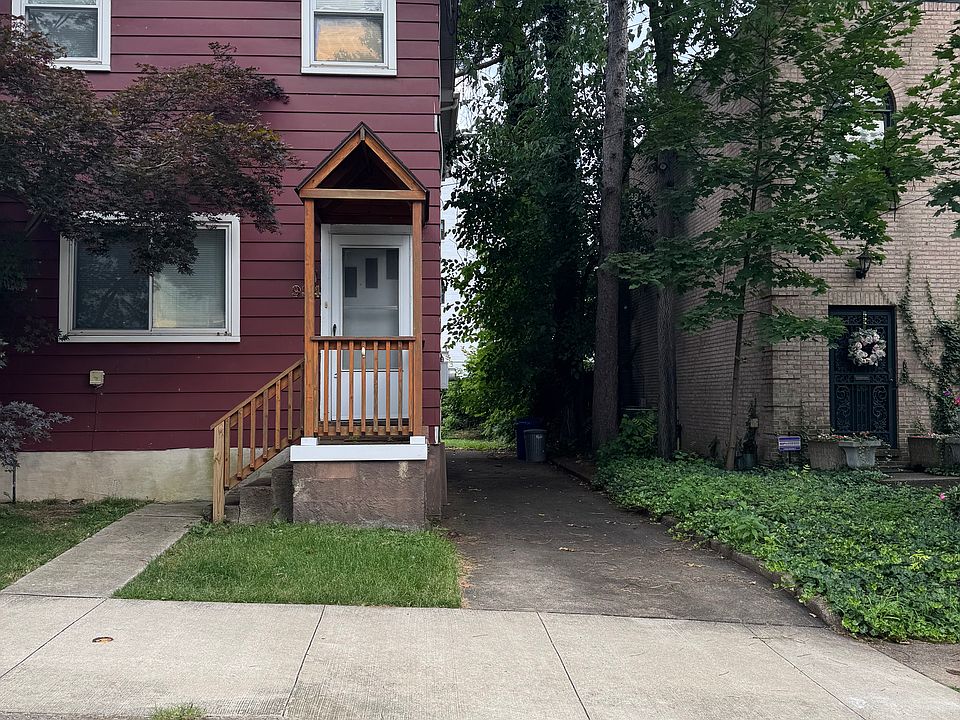 Entrance / Driveway