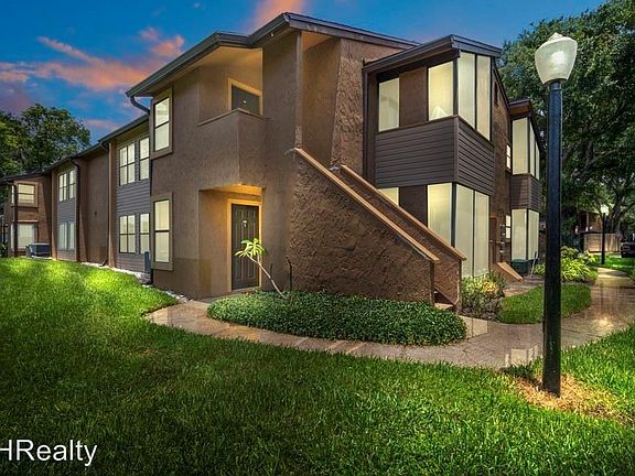 3rd image of 2911 Antique Oaks Cir APT 10