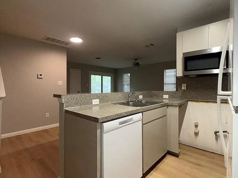 2906 Kestrel Dr #B — Photo 9