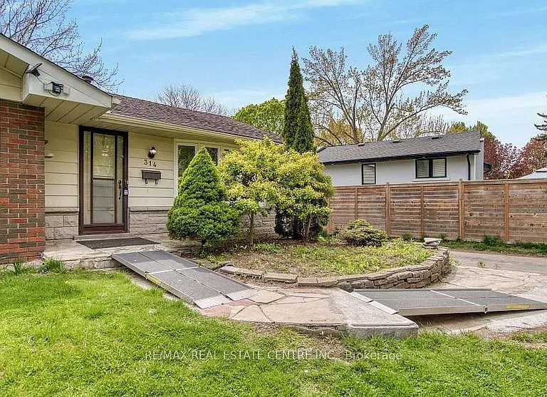 314 Strathcona Dr — Photo 3