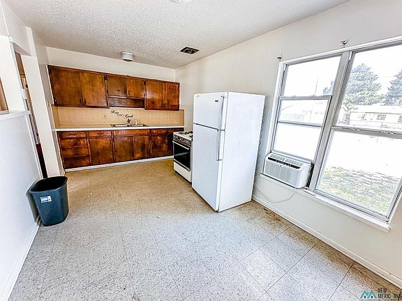 3rd image of 905 W Polk Ave