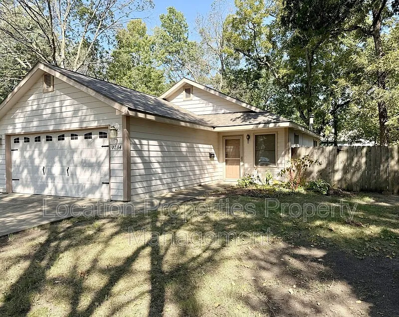 3 bed, 2.0 bath, 1320 sqft, $2,185 — Photo 1